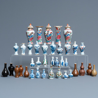 Achtendertig Chinese blauw-witte, famille rose en monochrome miniatuur vaasjes, Kangxi/Qianlong