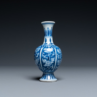 Een Chinees blauw-wit vaasje met lotusbloemen, Kangxi