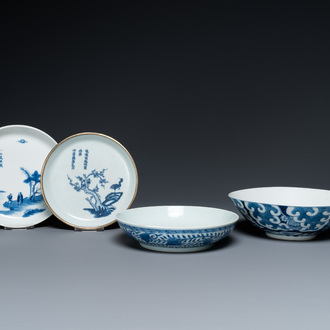 Twee Chinese blauw-witte 'Bleu de Hue' borden en twee kommen voor de Vietnamese markt, 19e eeuw