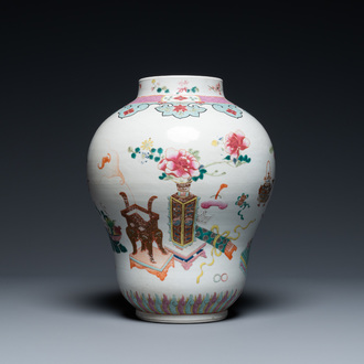 Een Chinese famille rose vaas met antiquiteiten, Qianlong