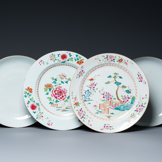 Twee Chinese famille rose schotels en een paar koud beschilderde monochrome witte, Qianlong