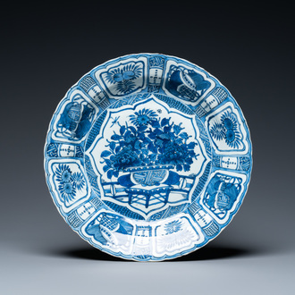 Een Chinese blauw-witte kraakporseleinen schotel met een jardinière, Wanli