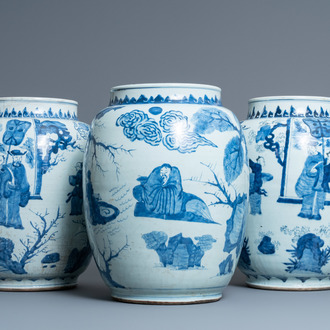 Drie grote Chinese blauw-witte vazen met figuren in een landschap, Transitie periode