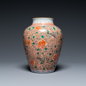Een Chinese wucai 'feniksen' vaas, 19e eeuw