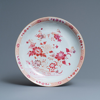 Een Chinese famille rose schotel met floraal decor, Qianlong
