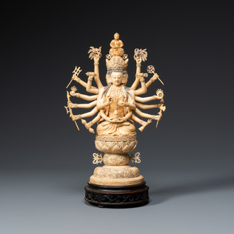 Een fijne grote Chinese ivoren figuur van Avalokitesvara, 19e eeuw