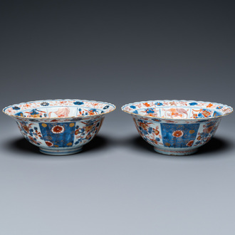 Een paar Chinese Imari-stijl kommen, Kangxi