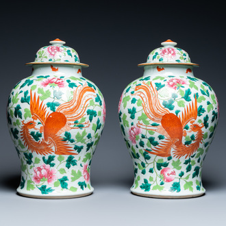 Een paar Chinese famille rose dekselvazen met een draak en een feniks, 19e eeuw