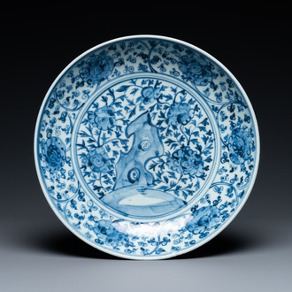 Een Chinese blauw-witte schotel met een rotspartij, Ming