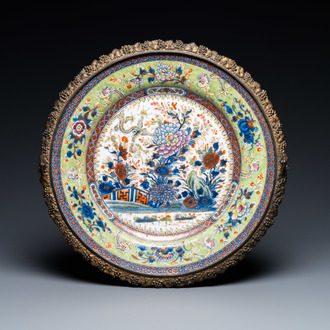 Een overgedecoreerde Chinese schotel met bronzen montuur, Kangxi