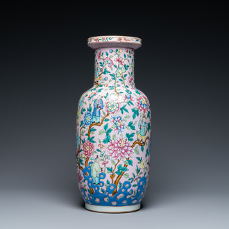Een Chinese famille rose rouleau vaas met roze fondkleur, 19e eeuw