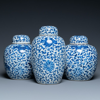 Drie Chinese blauw-witte dekselpotten met florale slingers, 19e eeuw