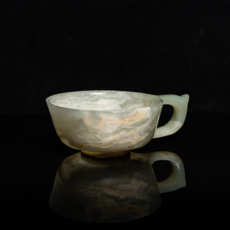 Een Chinese wijnkop in gevlekte celadon jade, Qing
