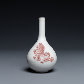 Een Chinees koperrood flesvormig vaasje met boeddhistische leeuwen, Kangxi