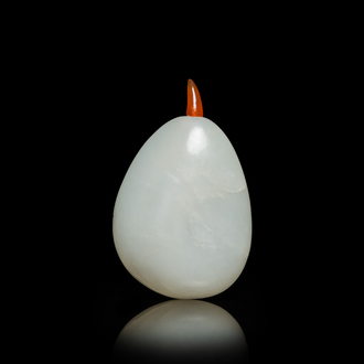 Een Chinese snuiffles in witte jade, Qing