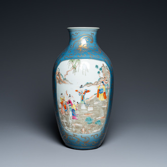 Een Chinese famille rose vaas met verguld decor op blauwe fondkleur, 18/19e eeuw