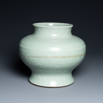 Een Chinese monochrome celadon vaas met onderglazuur floraal decor, Chenghua merk, Kangxi