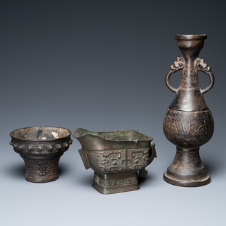 Een Chinese bronzen wierookbrander, een vaas en een kan, Ming/Qing