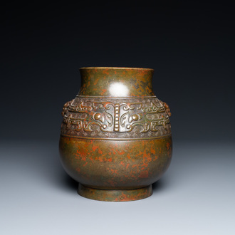 Een Chinese bronzen 'hu' vaas met taotie maskers, inscriptie op de basis, 18/19e eeuw