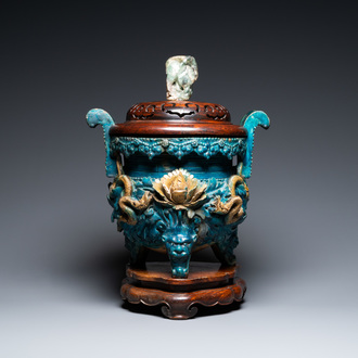 Een grote Chinese fahua wierookbrander met houten voet en deksel met kwarts dekselknop, Ming