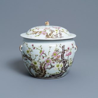 Een Chinese famille rose 'kamcheng' dekselkom met prunusbloemen, Jiaqing merk, 19e eeuw