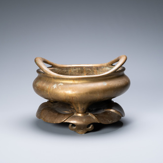 Een grote Chinese bronzen wierookbrander op sokkel, Chenghua merk, 17/18e eeuw