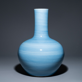 Een grote Chinese monochrome 'tianqiu ping' claire-de-lune vaas, 19e eeuw