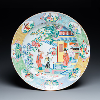 Een grote Chinese famille rose schotel met figuren bij een tempel, Yongzheng