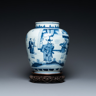 Een Chinese blauw-witte vaas met verhalend decor op houten sokkel, Transitie periode