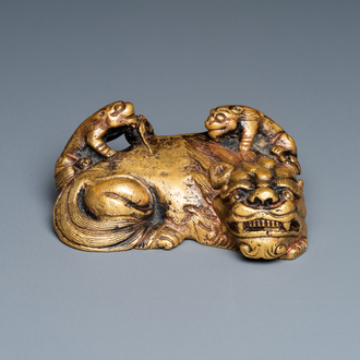 Een Chinees verguld bronzen scrollgewicht met een leeuw met welpjes, Qing