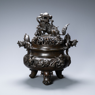 Een zeer grote Chinese bronzen wierookbrander, Xuande merk, Ming