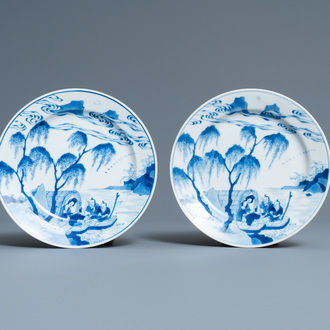 Een paar Chinese blauw-witte borden met een boot bij de oever, Chenghua merk, Kangxi