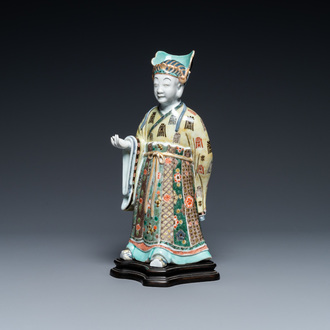 Een Chinese famille verte figuur op houten sokkel, Kangxi