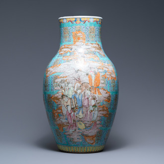 Een fijne Chinese famille rose 'Shou' vaas met onsterfelijken op turquoise fondkleur, Qianlong
