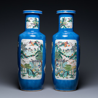 Een paar Chinese famille verte rouleau vazen met poederblauwe fondkleur, Kangxi merk, 19e eeuw