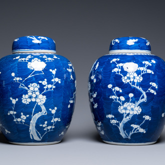 Een paar grote Chinese blauw-witte gemberpotten met deksel, 19e eeuw