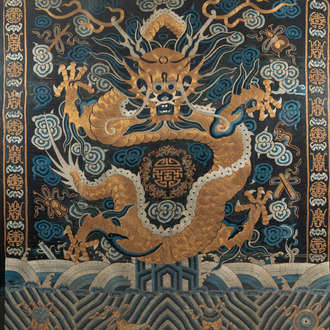 Een groot Chinees keizerlijk met gouddraad geborduurd zijden 'draken' paneel, Qing