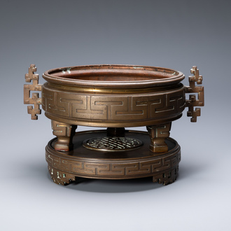 Een grote Vietnamese bronzen wierookbrander op sokkel, 19/20e eeuw