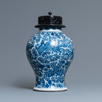 Een Chinese blauw-witte 'feniksen' vaas, Kangxi