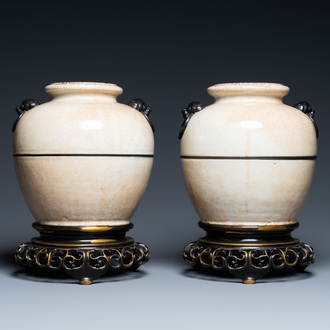 Een paar Chinese monochrome Nanking craquelé vazen op opengewerkte bronzen voeten, 19e eeuw