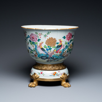 Een Chinese famille rose jardinière op vergulde bronzen en porseleinen voet, Qianlong