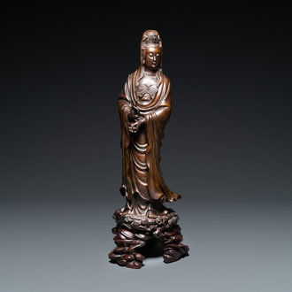 Een uitzonderlijk grote Chinese met zilver ingelegde bronzen figuur van Guanyin, Yutang Shi Sou merk, Qing