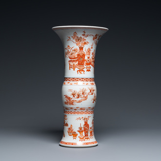 Een Chinese ijzerrode en vergulde 'gu' vaas met antiquiteiten, Kangxi