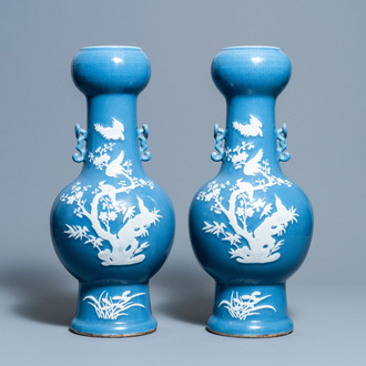 Een paar Chinese monochrome blauwe vazen met wit slipdecor, 19e eeuw