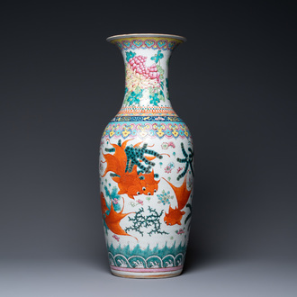 Een Chinese famille rose 'goudvissen' vaas, 19e eeuw