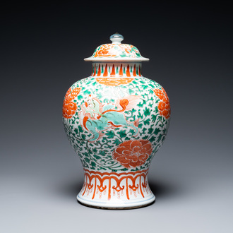 Een Chinese famille verte dekselvaas met boeddhistische leeuwen, Kangxi