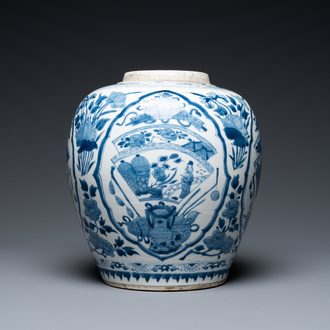 Een Chinese blauw-witte pot met figuratieve medaillons, Kangxi