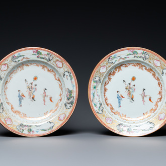 Een paar Chinese famille rose borden met mandarijns decor, Qianlong
