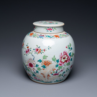 Een Chinese famille rose dekselpot met floraal decor, Qianlong