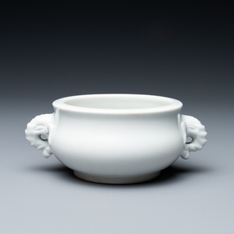 Een Chinese Dehua blanc de Chine wierookbrander met olifantenkoppen, 18/19e eeuw